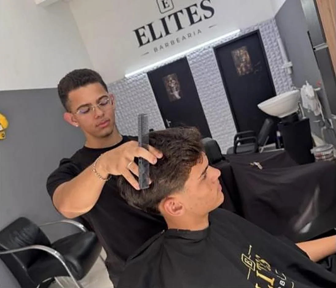 Cliente na cadeira da Elites durante o corte