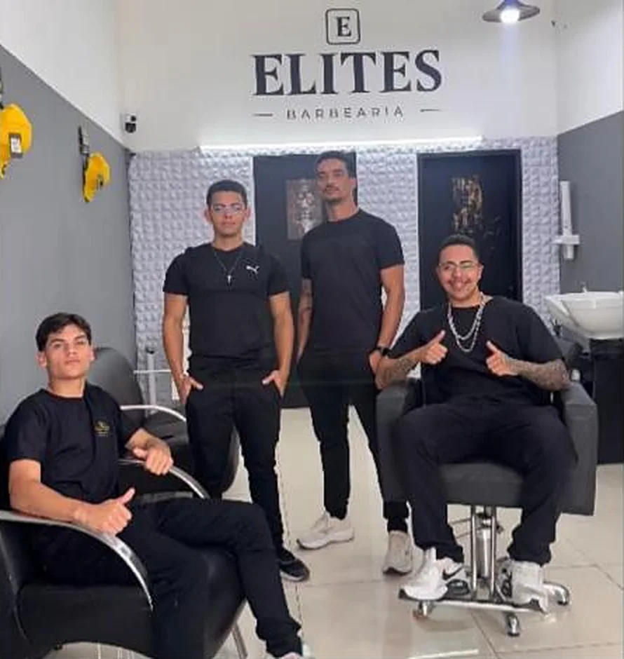 Equipe da Elites Barbearia reunida no salão